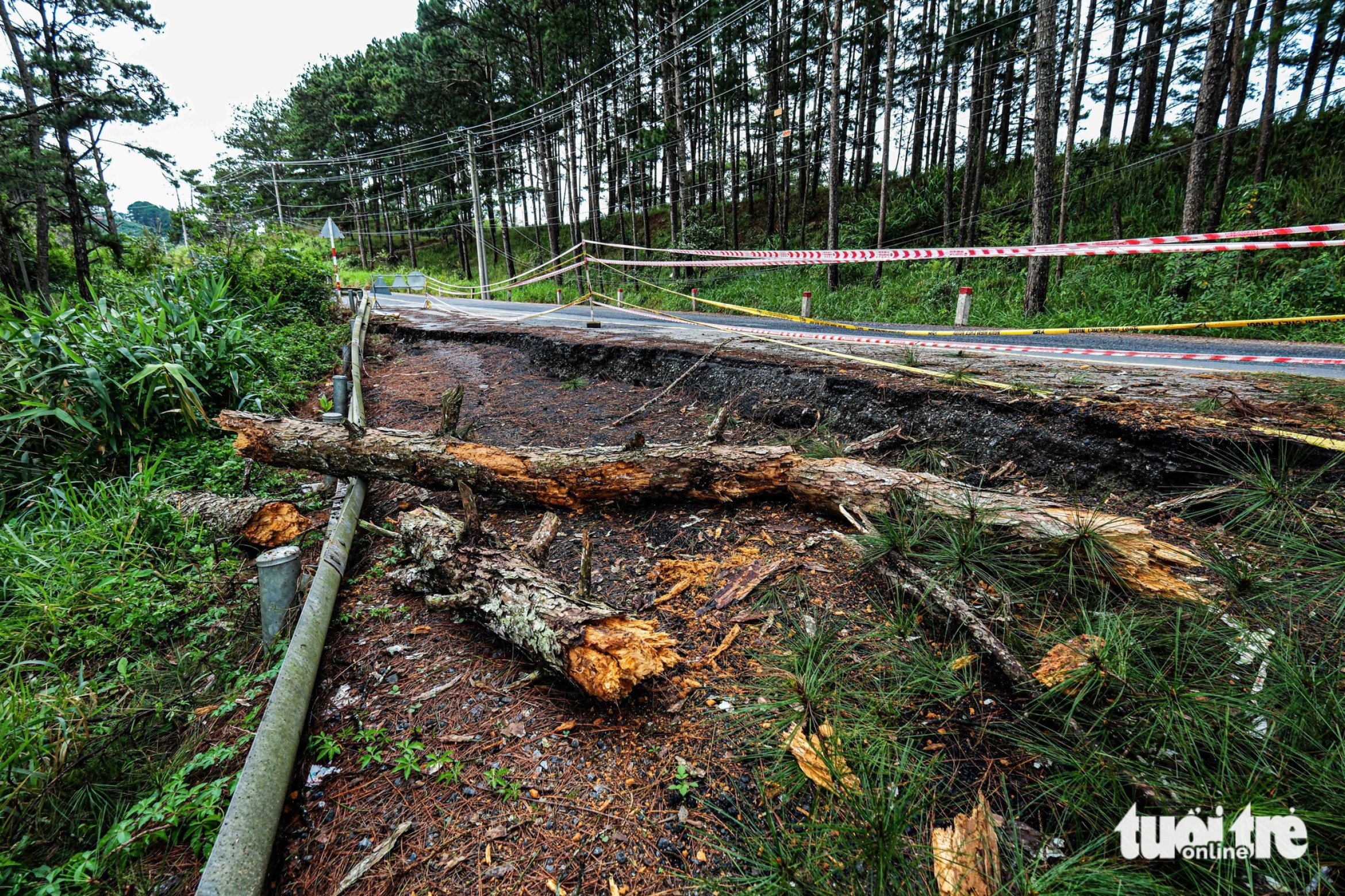 通往大叻的D'Ran山口发生滚石、滑坡、道路开裂、山体大裂缝
